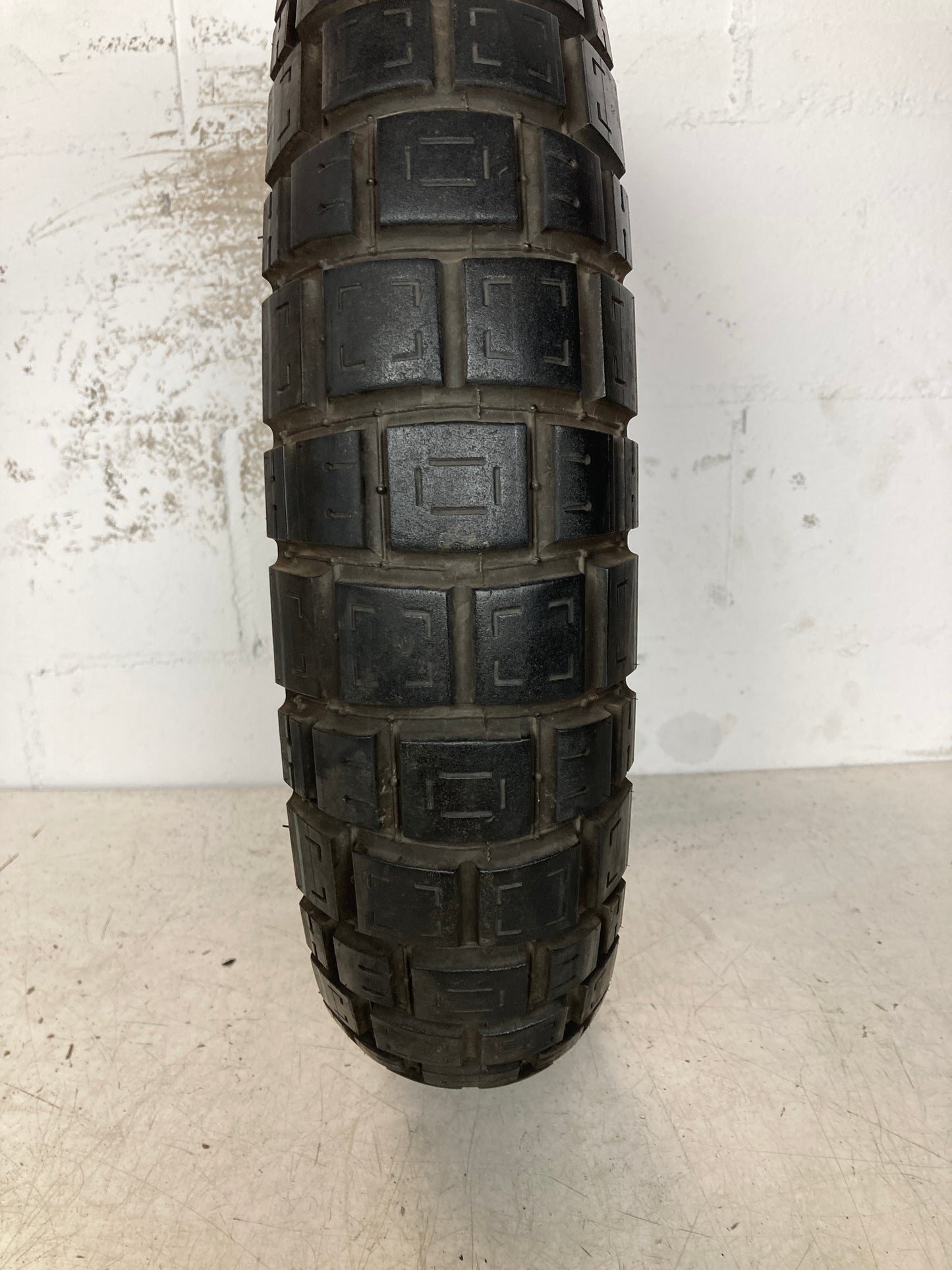 Neumático CST CM-AD01 110/70/17