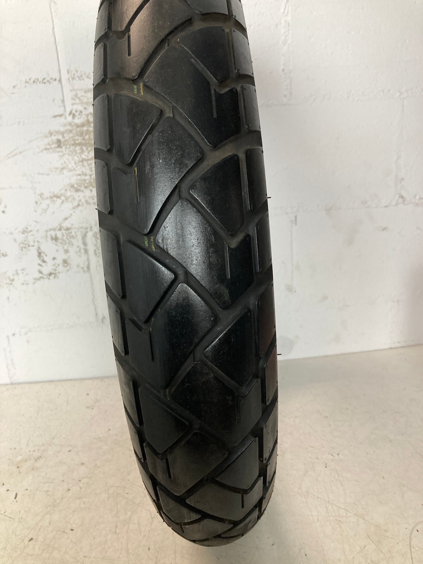 Neumático CST 110/80/19