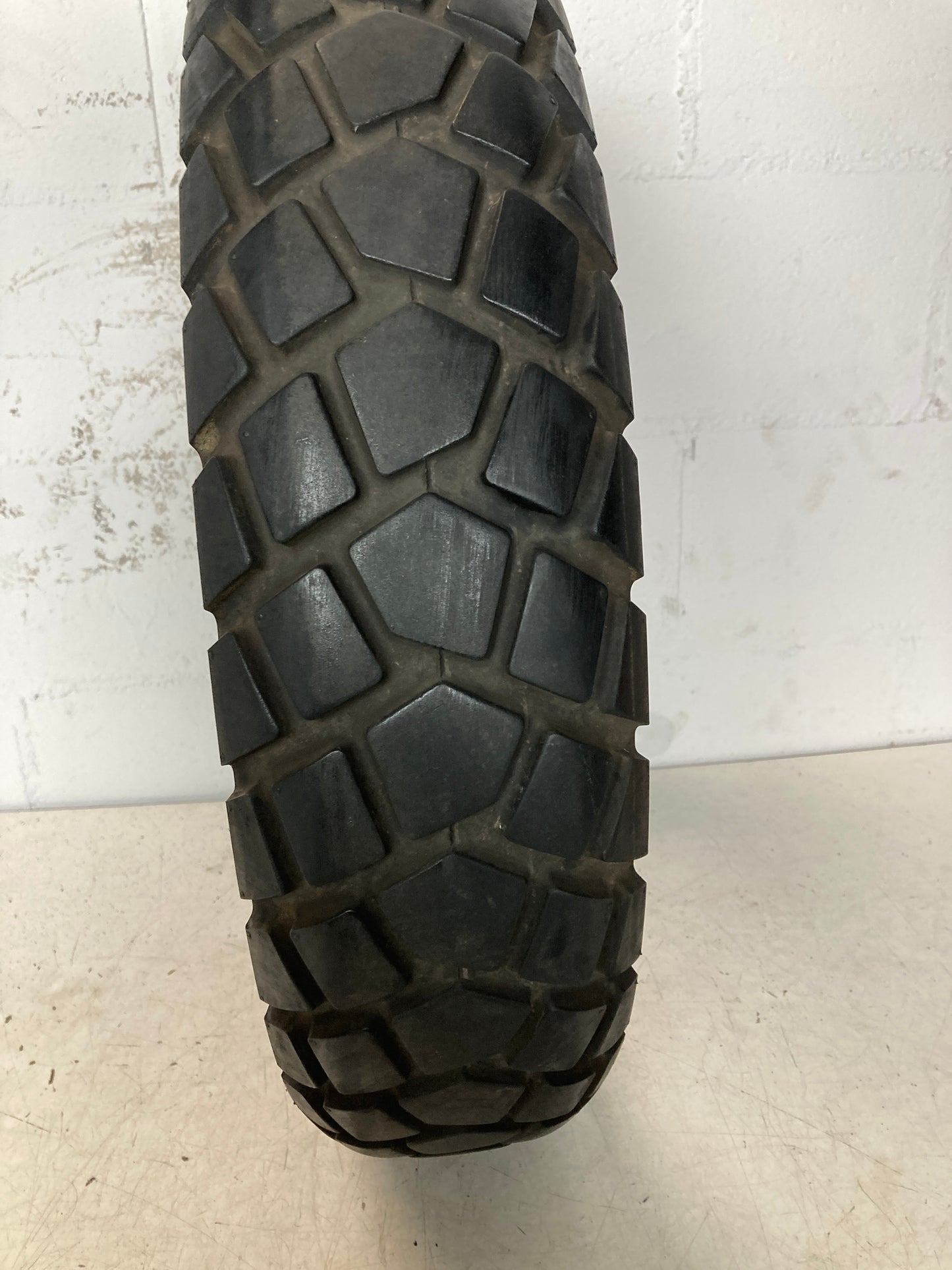Neumático CST 130/80/17