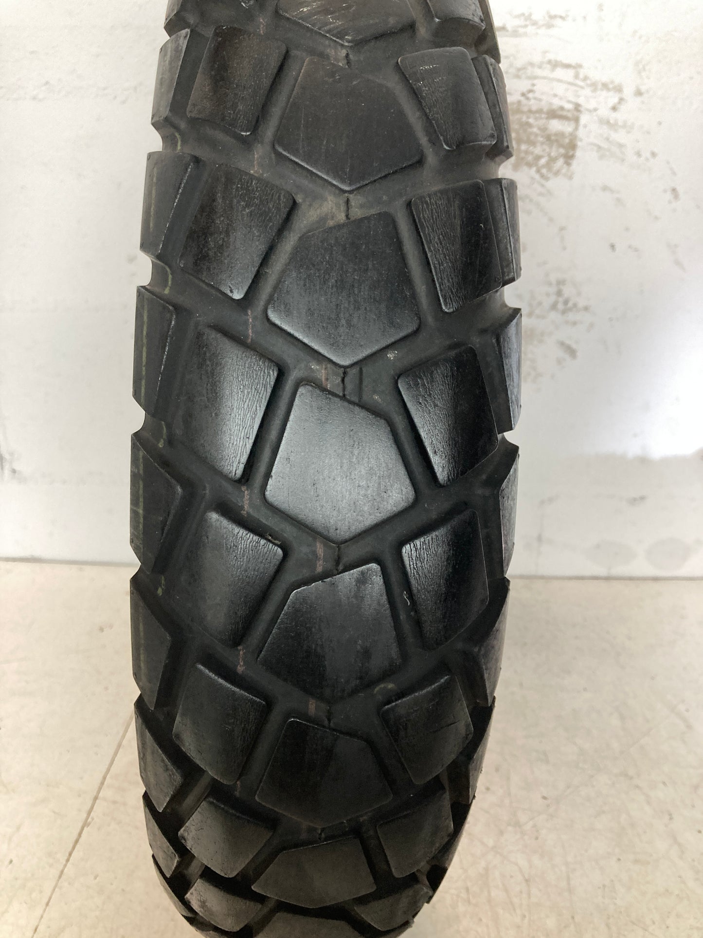 Neumático CST 130/80/17