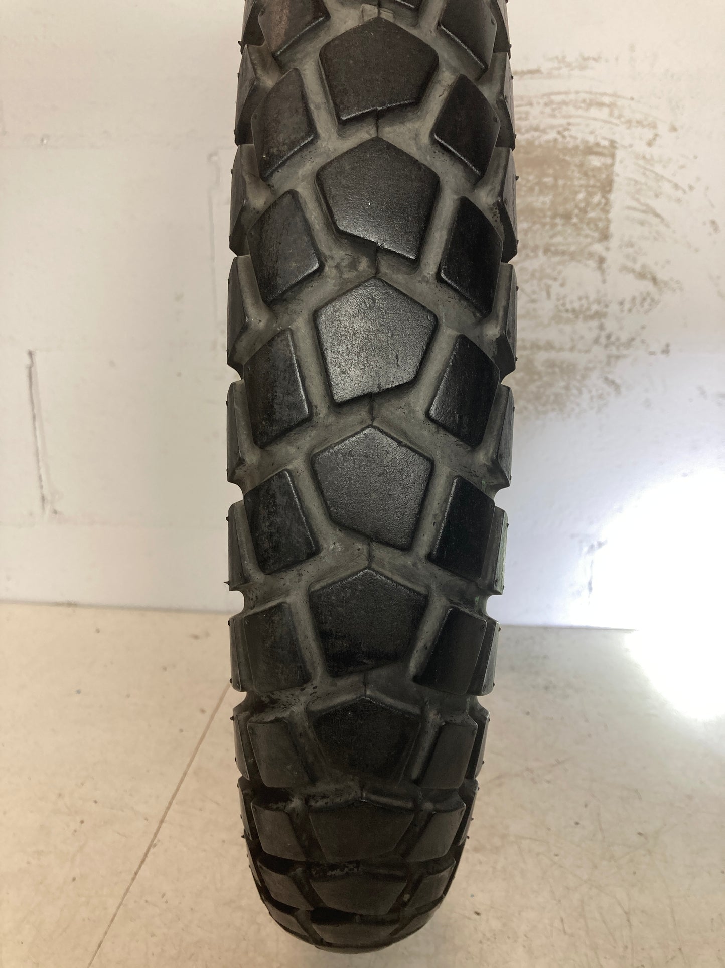 Neumático CST 100/90/18